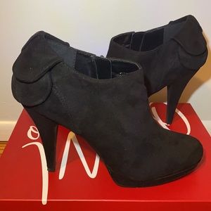 Impo: Size 7 1/2 Black suede zip up high heel booties